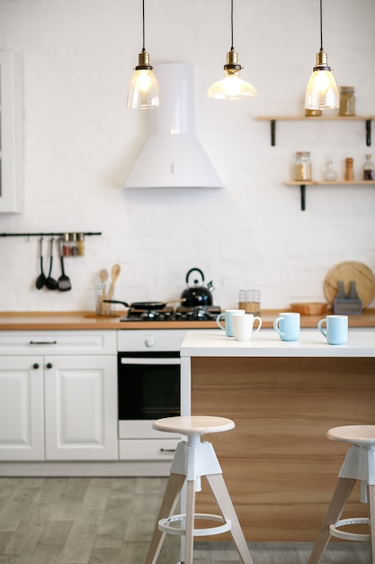 Luxe witte keuken en woonkamer in een groot huis