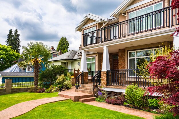 Luxe woonhuis met palm op de voortuin op bewolkte dag in canada