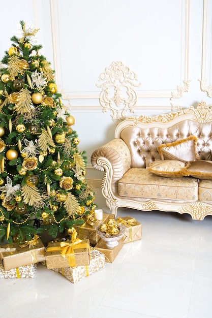 Luxe woonkamer interieur versierd met chique kerstboom.