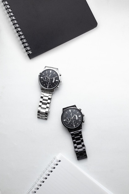 Luxe zwart en zilver horloge op witte tafel Business man accessoires