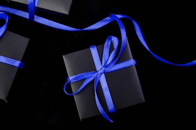 Luxe zwarte geschenkdozen met blauw lint