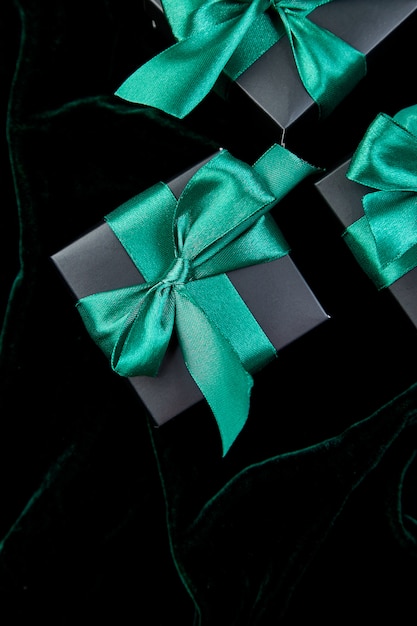 Luxe zwarte geschenkdozen met groen lint