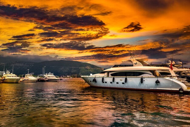 Luxejachten en onweerswolken in de baai van Budva, Montenegro