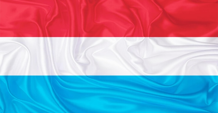 Photo luxembourg flag flying in the wind