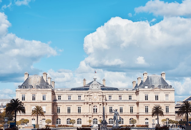 Люксембургский дворец в париже