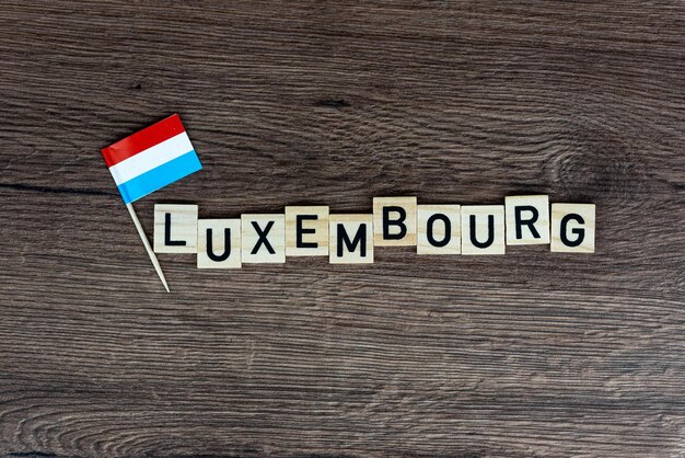 Foto luxemburg - houten woord met luxemburgse vlag (houten letters, houten bord)