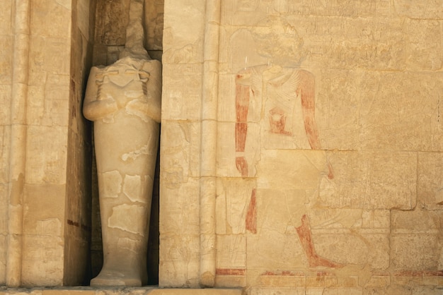 エジプト、ルクソール-2021年4月11日：エジプト、ルクソールの王家の谷近くのナイル川の西岸にあるハトシェプスト神殿。