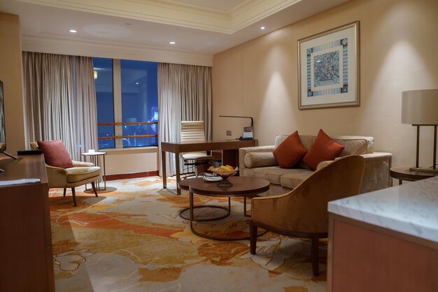 Luxueus hotelkamerinterieur met uitzicht op het stadsbeeld van Shanghai