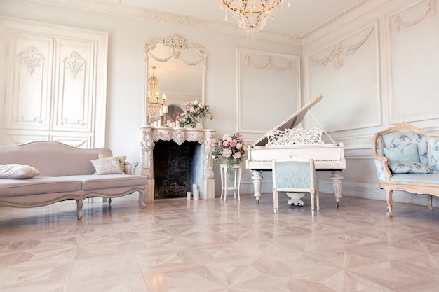 Luxueus licht interieur van de woonkamer in de barokstijl zoals in een koninklijk kasteel met oude stijlvolle vintage meubels