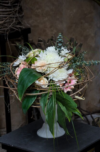 Lussuoso bouquet con un grande bianco soffice crisantemo.