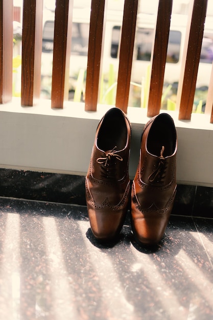 豪華な茶色の結婚式の靴