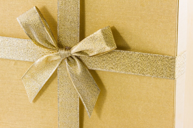 Фото Роскошный золотой подарочной коробке на белом фоне