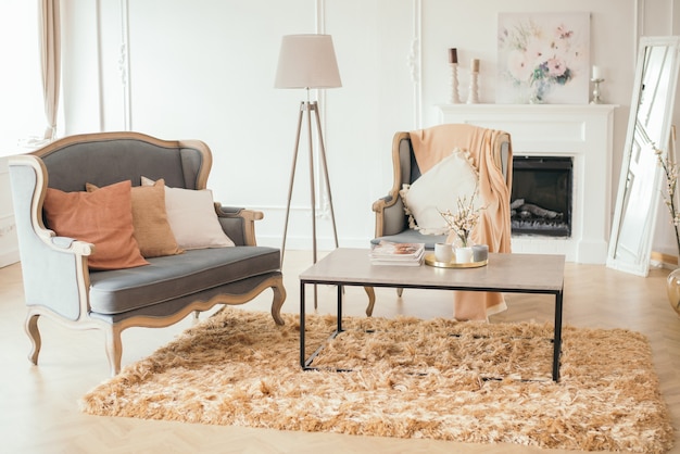 Роскошный интерьер светлой комнаты в стиле прованс с роскошной мебелью