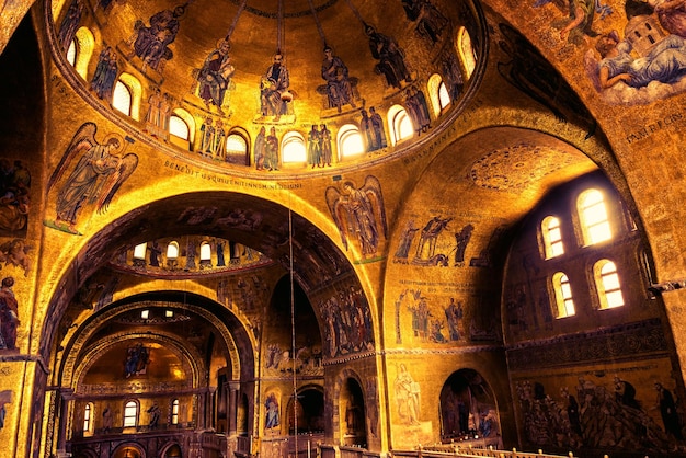 Photo luxurious interior of the st mark's basilica san marco in venice italy