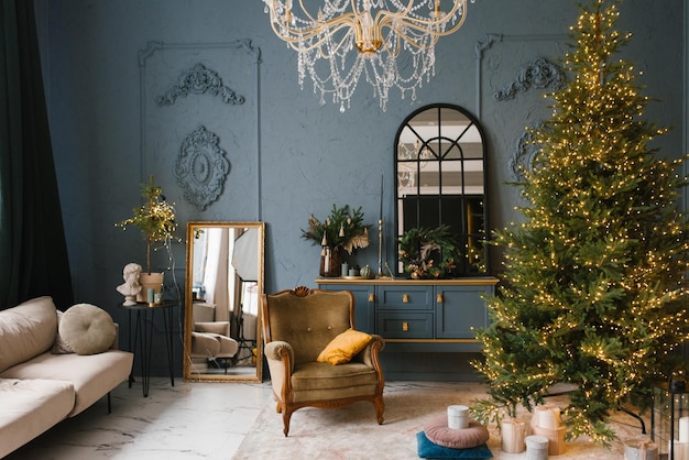 Фото Роскошная гостиная в голубых тонах с елкой, креслом, диваном и зеркалом в классическом стиле.