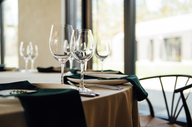 Luxurious restaurant luxurious interior white tables serving dishes and glasses for guests