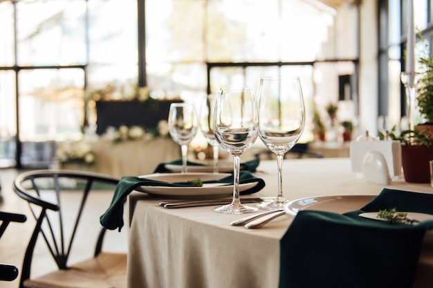 Foto ristorante lussuoso, tavoli bianchi interni lussuosi che servono piatti e bicchieri per gli ospiti