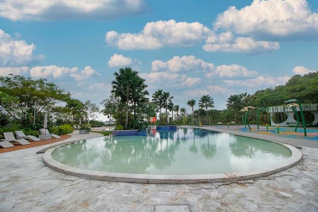 Foto lussuosa piscina tropicale con lettino