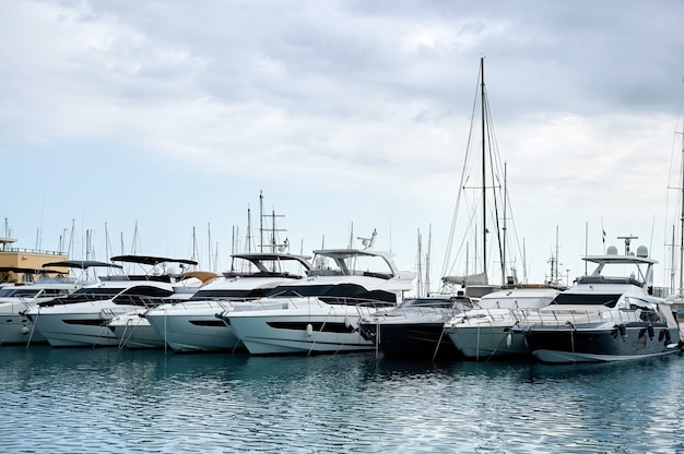 Photo luxurious yachts in a port in the evening