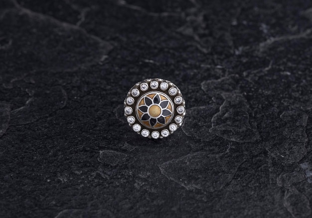 Anello in argento sterling 925 di lusso su sfondo nero vintage