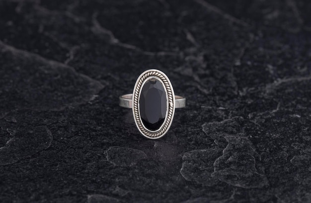 Anello in argento sterling 925 di lusso su sfondo nero vintage