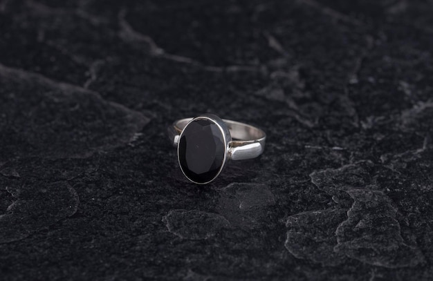 Anello in argento sterling 925 di lusso su sfondo nero vintage