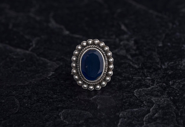 Anello in argento sterling 925 di lusso su sfondo nero vintage