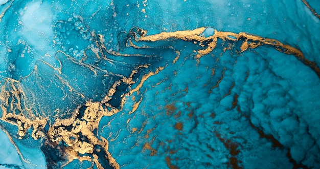Роскошный абстрактный фон в технике спиртовых чернил, жидкая живопись индиго синего золота, разбросанные акриловые капли и кружащиеся пятна, печатные материалы