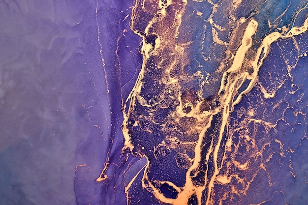 Sfondo astratto di lusso con tecnica di inchiostro ad alcool, pittura liquida in oro viola, macchie acriliche sparse e macchie vorticose, materiali stampati