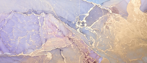 Роскошный абстрактный фон в технике спиртовых чернил, жидкая живопись фиолетового золота, разбросанные акриловые капли и кружащиеся пятна, печатные материалы