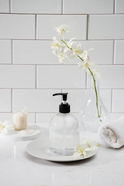 Роскошный интерьер ванной - мыло и полотенце