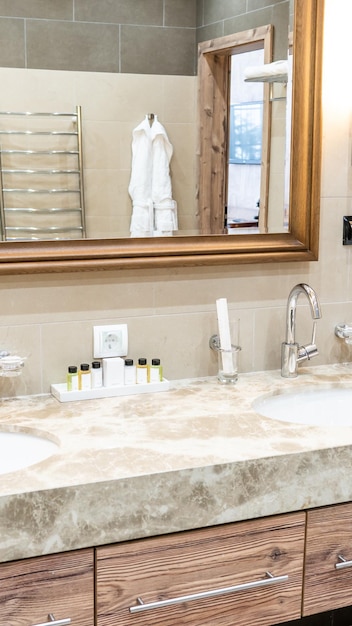 Photo luxury bathroom with brown tiles and two sinks