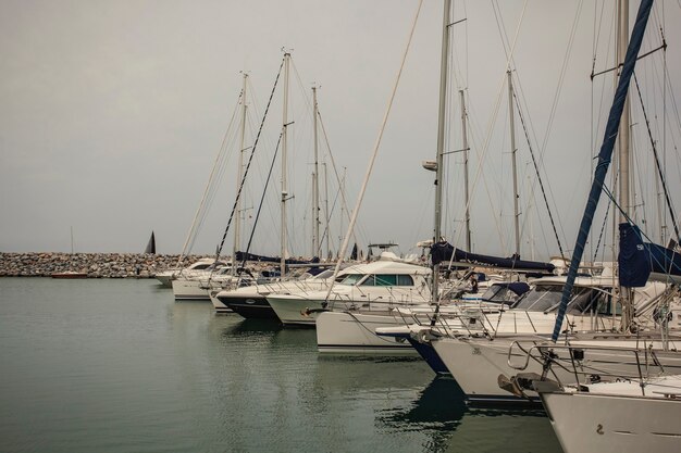 Роскошные лодки пришвартованы в порту Сан-Винченцо в Италии # 2