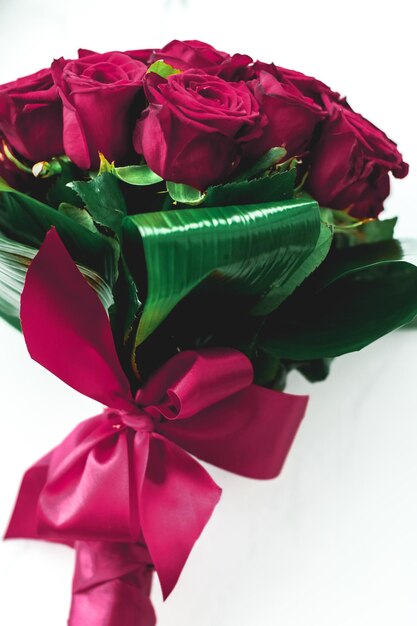 발렌타인 데이에 휴일 사랑 선물로 대리석 배경 아름다운 꽃에 버건디 장미의 고급 꽃다발