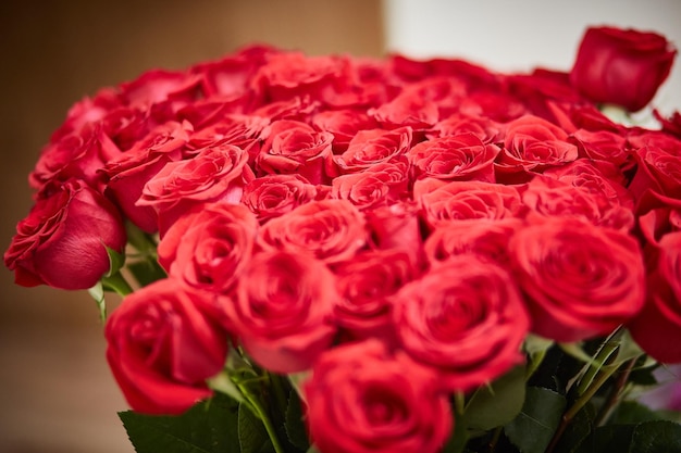 Bouquet di lusso di rose rosse fresche primo piano