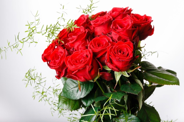 Bouquet di lusso fatto di rose rosse nel negozio di fiori san valentino bouquet di rose rosse. concetto di compleanno, festa della mamma, san valentino, donna, matrimonio