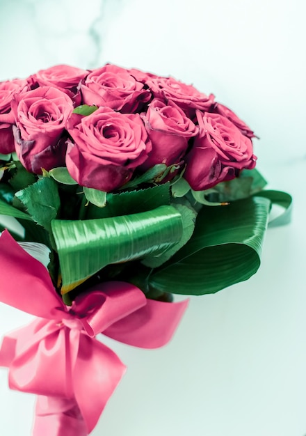 Bouquet di lusso di rose rosa su sfondo di marmo bellissimi fiori come regalo d'amore per le vacanze il giorno di san valentino