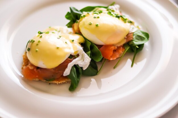 Роскошный поздний завтрак и рецепт еды: яйца-пашот с лососем и зеленью на тостах без глютена для меню ресторана и гастрономии