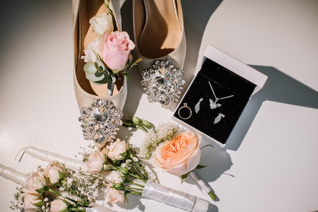 Foto scarpe da sposa di lusso, anelli e accessori da sposa