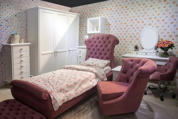 Interni di lusso e confortevoli camere da letto moderne per ragazza nei colori rosa e bianco