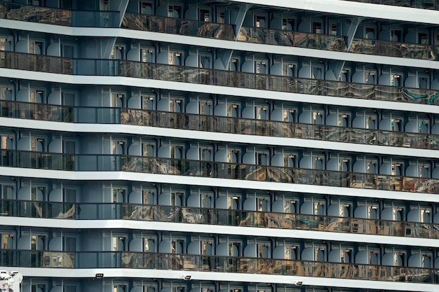豪華クルーズ船のキャビンの窓のバルコニー
