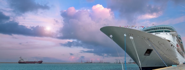 Foto nave da crociera di lusso a haifa israele crociera nel mediterraneo verso le isole greche