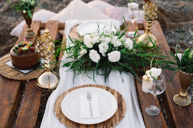 Foto tavolo decorato di lusso per un appuntamento romantico dettagli festivi tovaglia candele piatti bicchieri