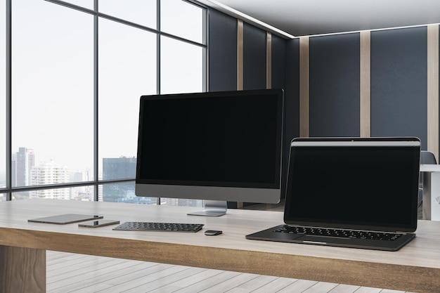 Роскошный дизайнерский офисный рабочий стол с пустыми макетами компьютерных экранов и размытым интерьером с окнами и фоном с видом на город 3D рендеринг