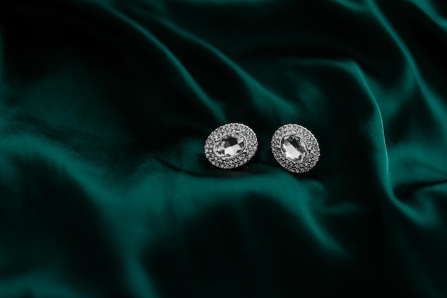 ダークエメラルドグリーンのシルクに贅沢なダイヤモンドのイヤリングをあしらったホリデーグラマージュエリーのプレゼント