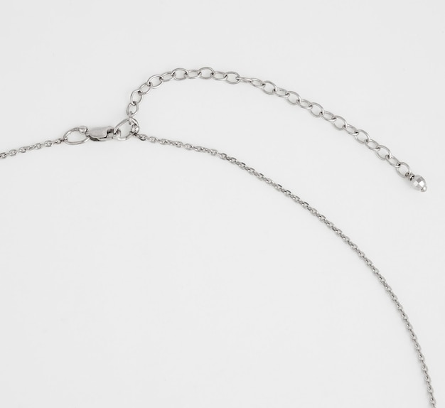 Роскошная элегантная серебряная цепочка с жемчужным кулоном на белом фоне Вид сверху