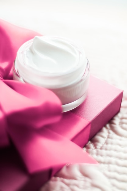 Foto crema viso di lusso per pelli sensibili e cosmetici rosa in confezione regalo per le vacanze e prodotti di bellezza naturali per la cura della pelle