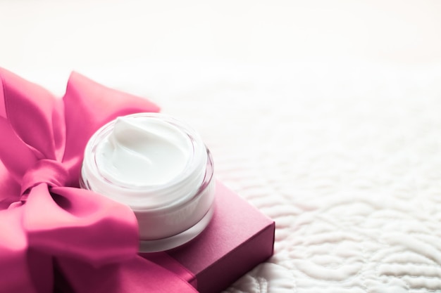 Crema viso di lusso per pelli sensibili e cosmetici rosa in confezione regalo per le vacanze e prodotti di bellezza naturali per la cura della pelle