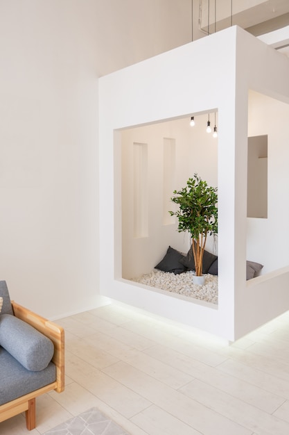 최소한의 스타일로 무료 레이아웃을 갖춘 고급스럽고 세련된 현대적인 디자인 아파트. 흰 벽과 나무 요소가있는 매우 밝고 넓은 넓은 방