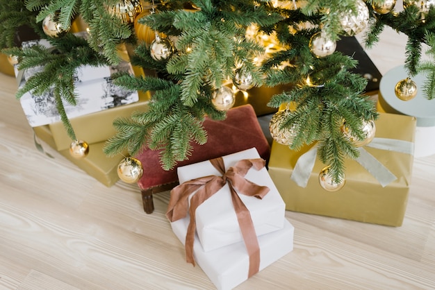 Scatole regalo di lusso sotto l'albero di natale